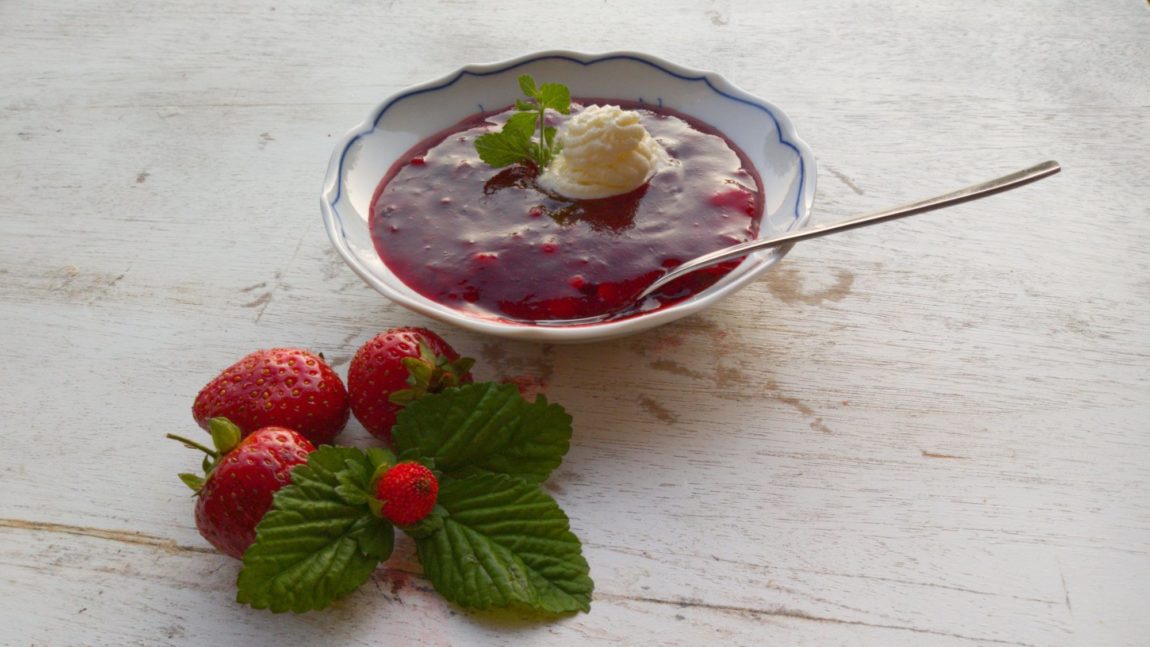 Dänisches Nationaldessert: Rødgrød med fløde - Meermond Dänisches Nationaldessert: Rødgrød med fløde - Meermond