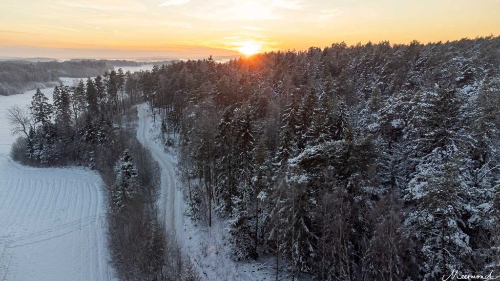 Drohnenbild mit Winter in Norwegen an der Schärenküste